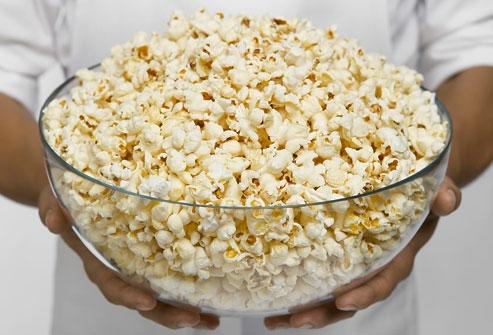 منها تخفيض نسبة الكوليسترول أهم فوائد الفشار الصحية