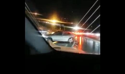 تصادم عدد من السيارات على جسر عبدون  فيديو 