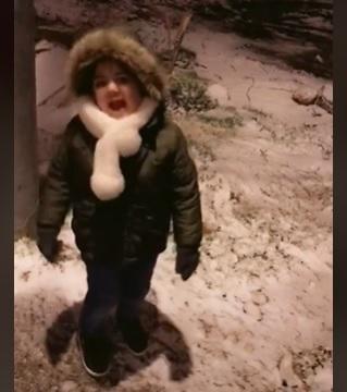 شاهد فرحة طفلة اردنية بالثلج  فيديو 