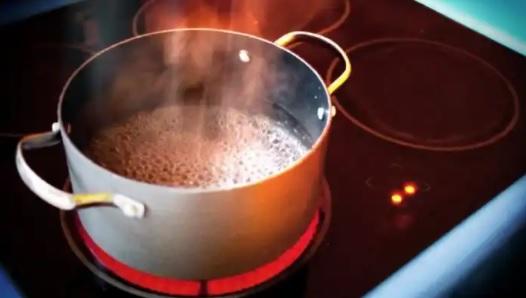 حلول سحرية لإنقاذ الأطعمة المحترقة أثناء الطهي 