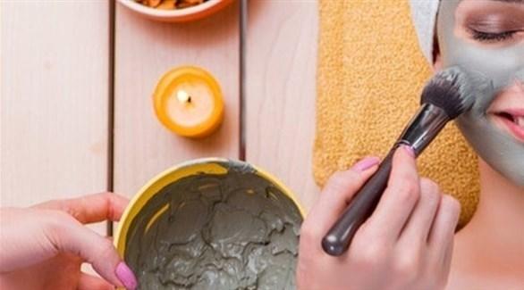 ماسك الطين الطبي يحارب شوائب البشرة
