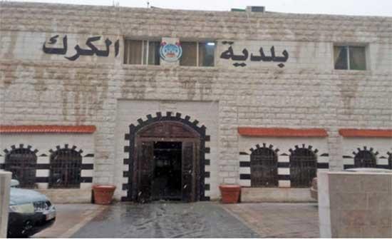 بلدية الكرك تنثر الملح في الشوارع 