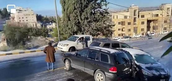 شاهد انزلاق السيارات في طلوع الكمالية في عمان  فيديو