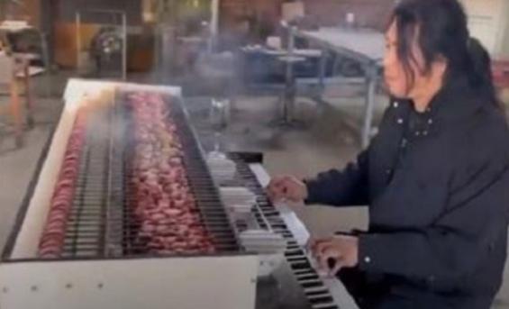 شاب يخترع طريقة مذهلة لشوي اللحم على البيانو
