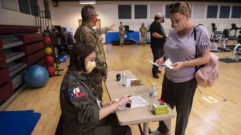 قاض أمريكي يحظر إلزام العمال الفيدراليين بالتطعيم