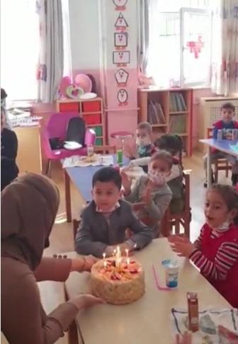 فيديو لطفل سوري يثير إعجاب الأتراك شاهد