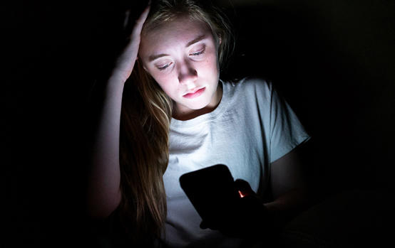 تسببت بانتحار ابنتها  أم تقاضي وسائل تواصل اجتماعي