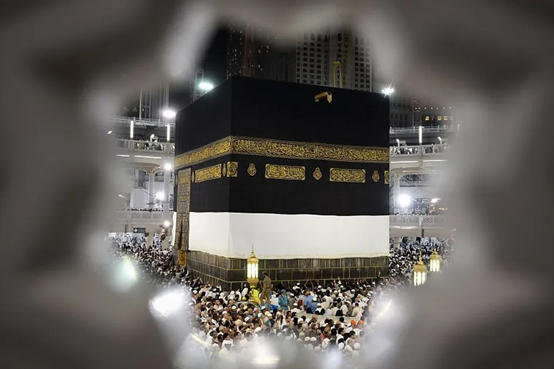 طيار يكشف أسباب عدم مرور الطائرات فوق مكة  فيديو