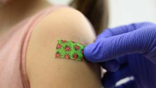 إيران تسمح بتطعيم الأطفال 511 عاما 