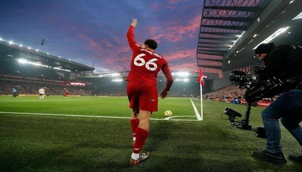 لماذا يرفع لاعبو كرة القدم أيديهم أثناء تنفيذ الركنيات