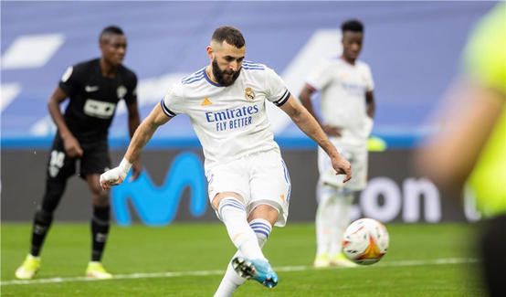 الريال يتعادل بصعوبة مع إلتشي