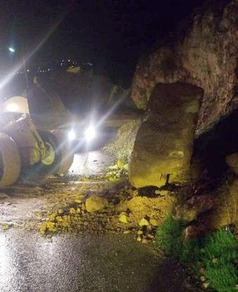 التعامل مع انهيار صخري في عجلون 