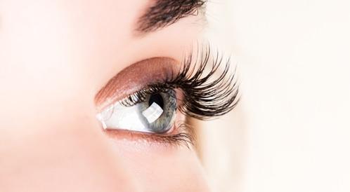 5 طرق طبيعية لتكثيف الرموش