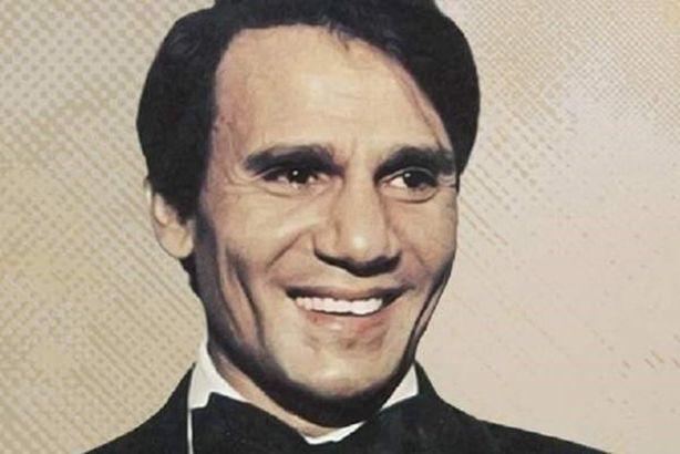 صورة نادرة عبدالحليم حافظ يُعاين قبره قبل موته ودفنه فيه