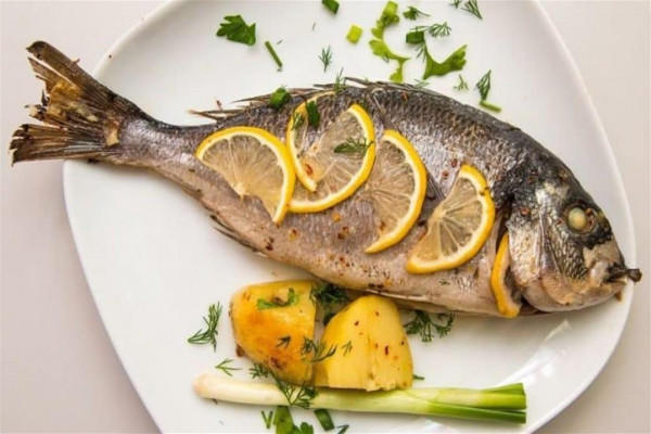 منها الأسماك  8 أطعمة تبني العضلات