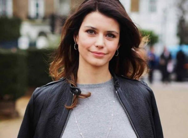 بيرين سات بعدما عايروها بمشاهدها الساخنة أنا مسلمة مؤمنة