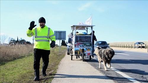 من بريطانيا إلى اسطنبول عراقي يذهب للحج سيراً  فيديو 
