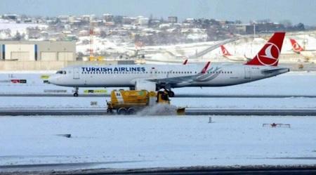 ثلوج غزيرة تعلق العمل بمطار إسطنبول 