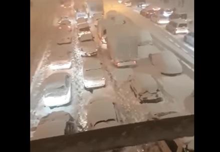 أتراك يعلقون في مركباتهم بسبب الثلوج  فيديو 