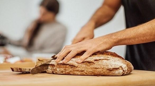  خبير يكشف حيلة بسيطة تعيد الخبز القديم طازجاً