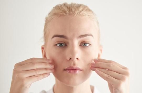 تعرفي عليها أسرار خفية لجمال بشرتك المختلطة