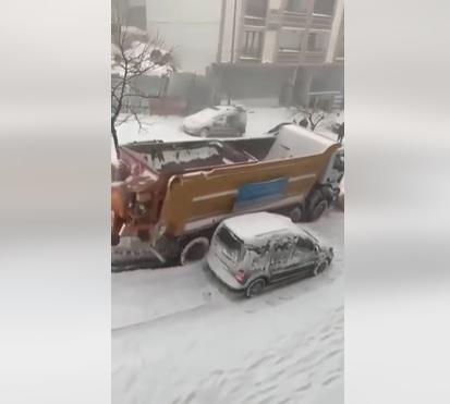 انزلاق شاحنة بفعل الثلوج في تركيا  فيديو 