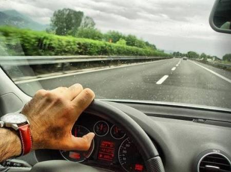 تصرف متهور لسائق كاد أن يكلفه حياته  فيديو 