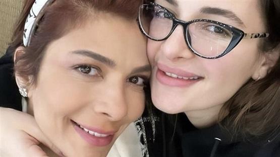 شام الذهبي تنشر صورة مع والدتها أصالة