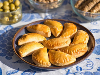 طريقة عمل فطائر مُقرمشة بحشو الجبن والزعتر