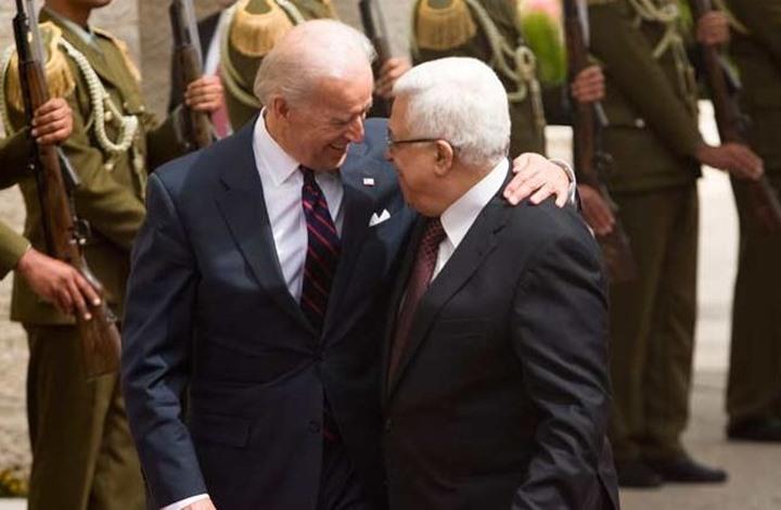 تقرير يكشف إدارة بايدن اقترحت على عباس وقف رواتب الأسرى