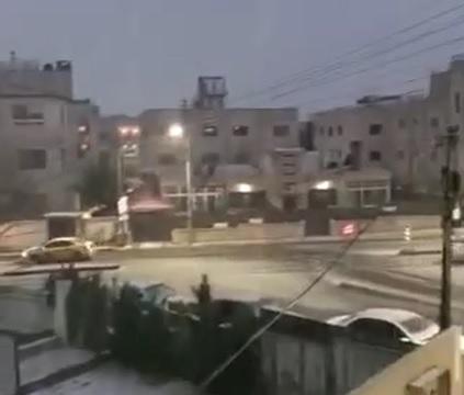 بدء تساقط الثلوج بمنطقة الجامعة الأردنية  فيديو 