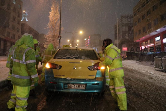 عمال الوطن تحت الثلوج  صور