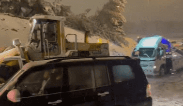 شاهدوامركبات عالقة داخل نفق بالبيادر