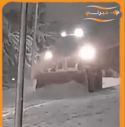 سائق جرافة يفقد السيطرة عليها بعمان  فيديو 