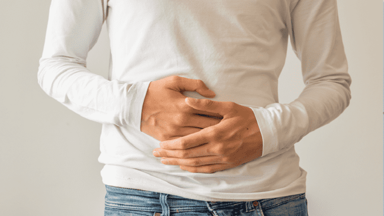 7 أسباب شائعة لآلام المعدة بعضها يتطلب رعاية طبية طارئة