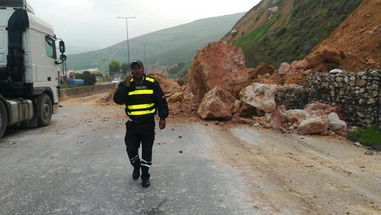 إغلاق طريق دير أبي سعيد الزمالية بسبب انهيار صخري