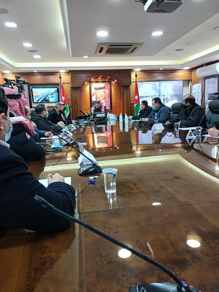 الخصاونة يتفقد غرفة العمليات في وزارة الداخلية