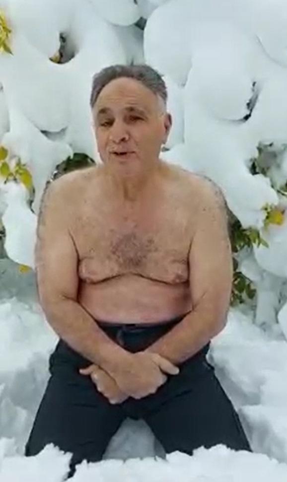 رجل أعمال أردني سبعيني يتحدى الثلج بصدر عاري  فيديو