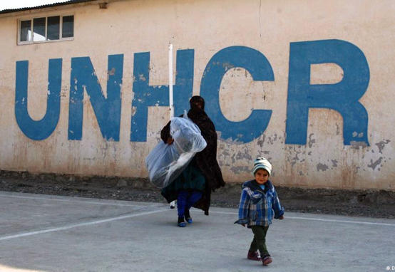 نقل عائلة سورية لمركز ايواء بمخيم الزعتري