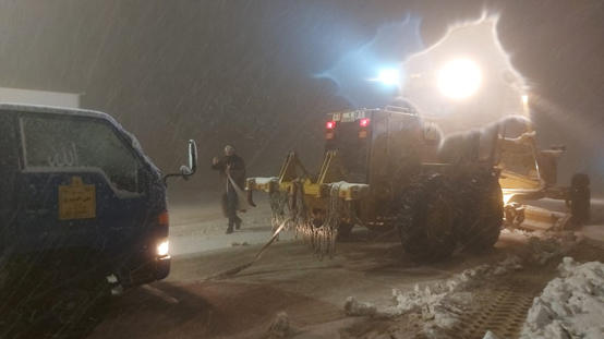 الاشغال تزيل العوائق من امام مركبة سياح علقت على طريق النقب