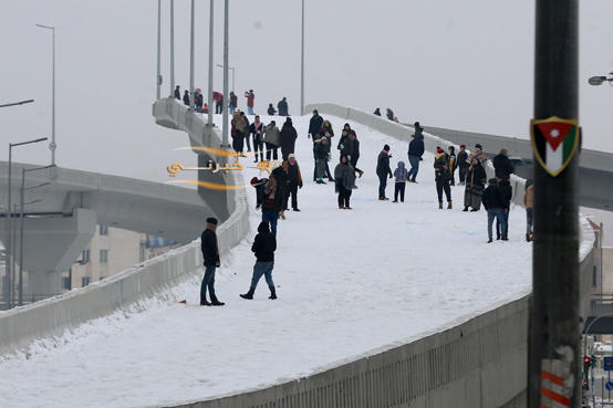 اردنيون يستغلون عطلة الباص السريع   فيديو وصور