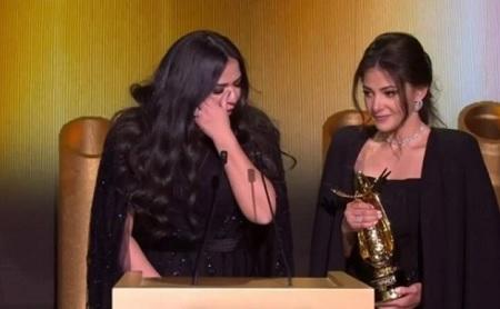 إيمي ودنيا سمير غانم تدخلان في نوبة بكاء  فيديو 