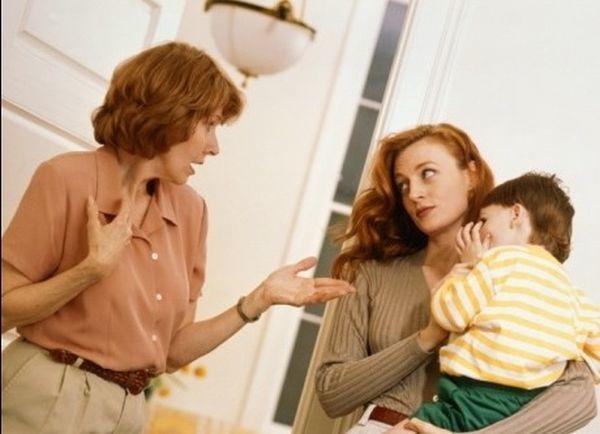 اتسمِ بالذكاء وتجنبي المشاكل مع حماتك بهذه النصائح