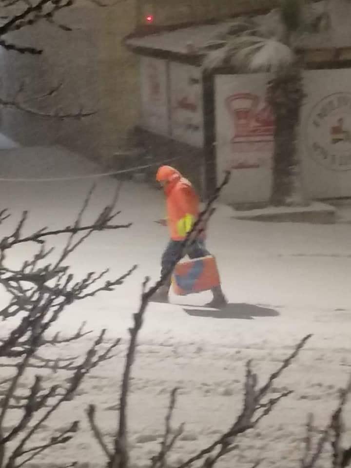 غضب أردني بعد صورة عامل التوصيل بالثلج