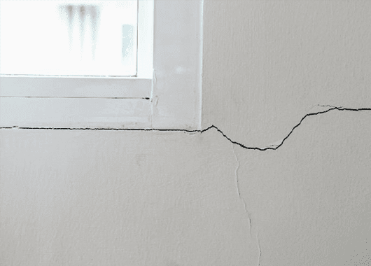  إخلاء أسرة تعرض منزلها لتصدعات بلواء الكورة