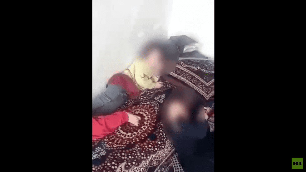 رجل يعرض أطفاله الـ4 للبيع