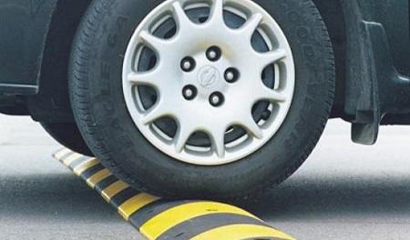 سعادة أردنية بعد ازالة المطبات الصناعية