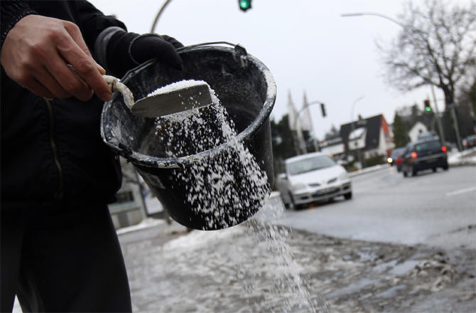 الأشغال تنثر الملح على الطرق 