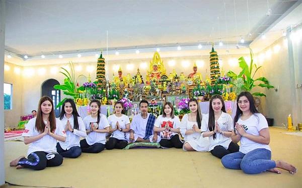 فنان تايلاندي يتزوج 8 نساء وزوجاته نحبه بجنون