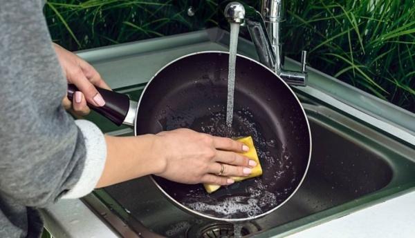 بمكونين فقط ستتخلصين من الدهون على أواني الطهي